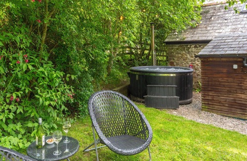 Cookbury House | Stunning private villa for 5 guests with WIFI, hot tub, TV, patio and pets allowed