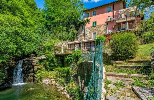 Loro Ciuffenna House | Stunning private villa for 12 people with private pool, WIFI, TV, terrace and pets allowed