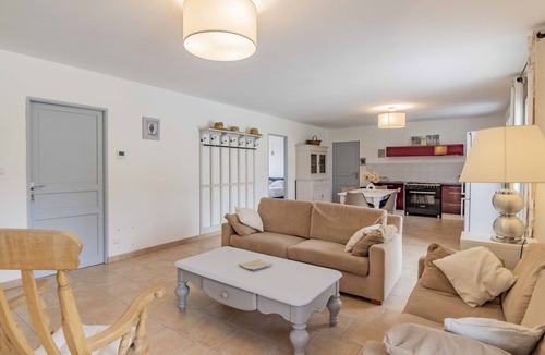 Saint-Didier Villa | Stunning private villa for 6 people with WIFI, private pool, A/C, TV and patio