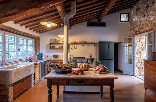 Casole d'Elsa Villa | Stunning private villa for 10 people with WIFI, private pool, A/C, TV and pets allowed