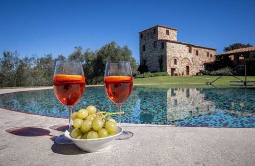 Casole d'Elsa Villa | Stunning private villa for 10 people with WIFI, private pool, A/C, TV and pets allowed