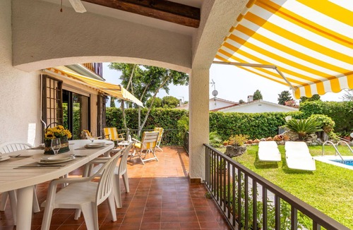 El Vendrell House | Stunning private villa for 8 guests with WIFI, private pool, A/C, TV, terrace and pets allowed
