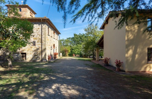Montevarchi Villa | Stunning private villa with WIFI, private pool, TV, balcony, pets allowed and panoramic view