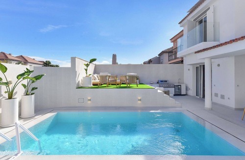Meloneras Villa | Stunning private villa for 8 guests with private pool, WIFI, A/C, TV, patio and pets allowed