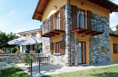 Pettenasco House | Stunning private villa for 4 people with WIFI, TV, terrace, pets allowed and parking