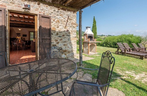 Cinigiano House | Stunning private villa with WIFI, A/C, private pool, TV, patio, pets allowed and panoramic view