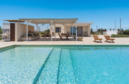 Pachino Villa | Stunning private villa for 4 people with private pool, A/C, WIFI, TV, terrace and panoramic view