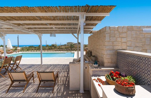 Pachino Villa | Stunning private villa for 4 people with private pool, A/C, WIFI, TV, terrace and panoramic view