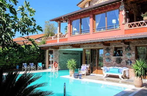 Corsanico Villa | Stunning private villa for 9 people with A/C, private pool, WIFI, TV, patio and pets allowed