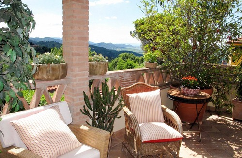 Corsanico Villa | Stunning private villa for 9 people with A/C, private pool, WIFI, TV, patio and pets allowed