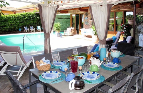 Corsanico Villa | Stunning private villa for 9 people with A/C, private pool, WIFI, TV, patio and pets allowed