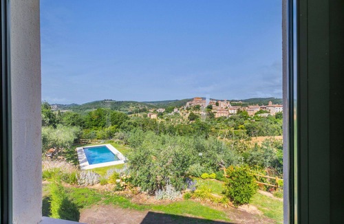 Montisi Villa | Stunning private villa for 6 guests with A/C, WIFI, private pool, TV and patio