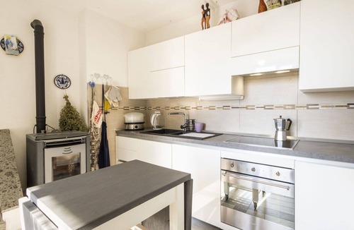Caprezzo House | Stunning private villa for 6 people with WIFI, TV and patio