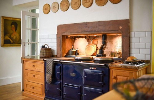 Kirriemuir Villa | Stunning private villa for 10 guests with WIFI, patio and panoramic view