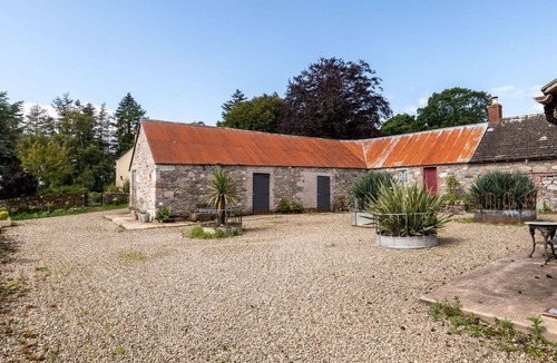Kirriemuir Villa | Stunning private villa for 10 guests with WIFI, patio and panoramic view