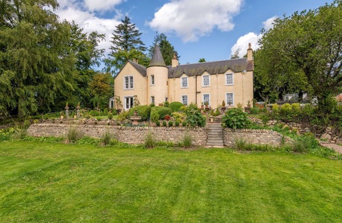 Kirriemuir Villa | Stunning private villa for 10 guests with WIFI, patio and panoramic view
