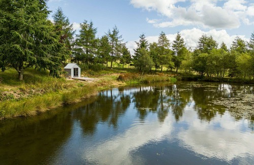Kirriemuir Villa | Stunning private villa for 10 guests with WIFI, patio and panoramic view