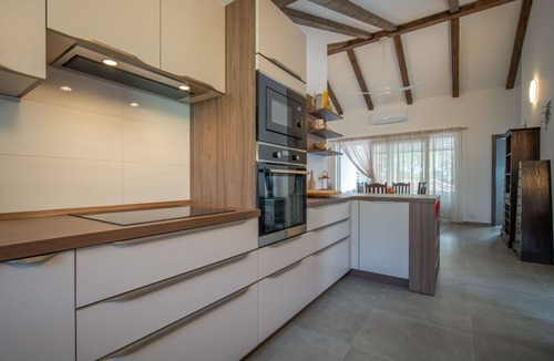 Artatore House | Stunning private villa for 12 people with WIFI, hot tub, A/C, TV and patio