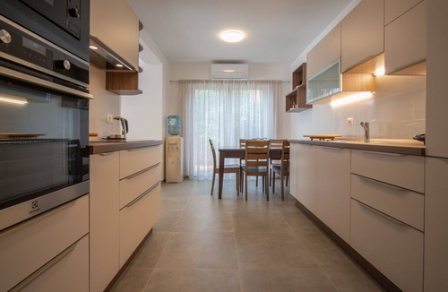 Artatore House | Stunning private villa for 12 people with WIFI, hot tub, A/C, TV and patio