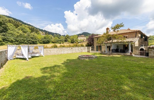 Pieve di Chio Villa | Stunning private villa for 10 people with WIFI, private pool and TV, close to Cortona