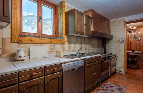 Arvier House | Stunning private villa for 6 guests with WIFI, TV, terrace, pets allowed and parking, close to A.