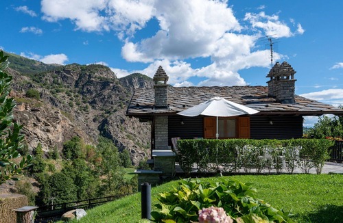 Arvier House | Stunning private villa for 6 guests with WIFI, TV, terrace, pets allowed and parking, close to A.