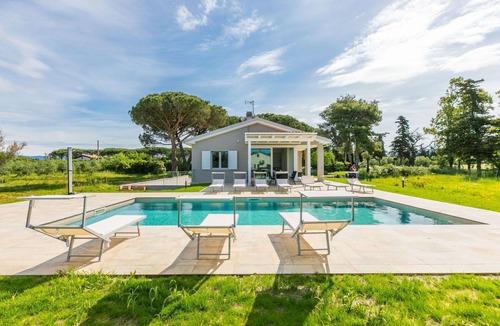 Cecina House | Stunning private villa for 8 guests with A/C, private pool, WIFI, TV, terrace and pets allowed