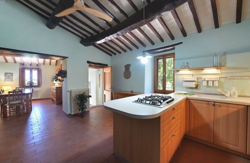 Paciano Villa | Stunning private villa for 8 guests with hot tub, WIFI, private pool, TV, balcony and pets allowed