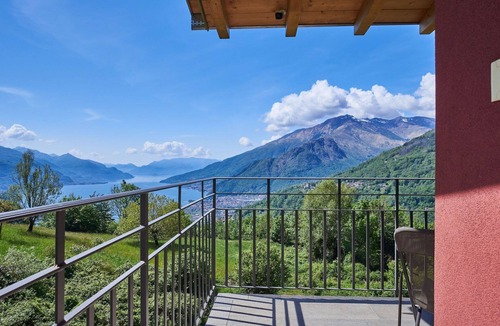 Peglio House | Stunning private villa for 8 people with WIFI, TV, terrace and pets allowed