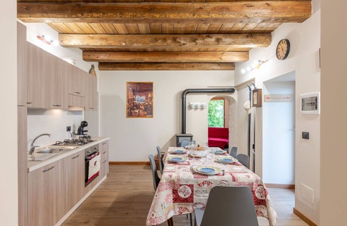 Piasco House | Stunning private villa for 5 guests with hot tub, WIFI, TV, patio, pets allowed and panoramic view