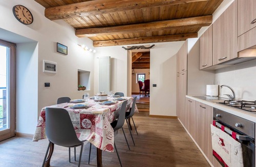 Piasco House | Stunning private villa for 5 guests with hot tub, WIFI, TV, patio, pets allowed and panoramic view