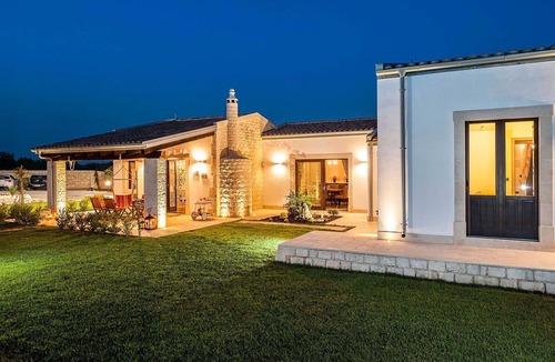 Rosolini Villa | Stunning private villa for 10 people with private pool, WIFI, A/C, TV and patio