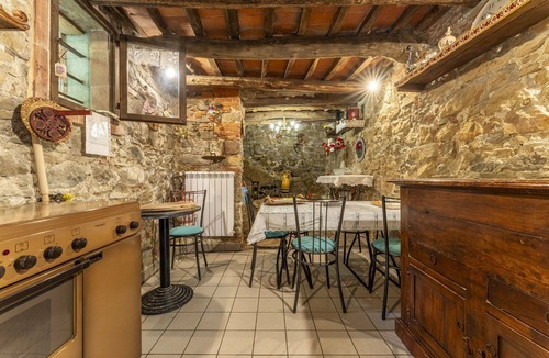 Uzzano Villa | Stunning private villa for 5 guests with WIFI, private pool