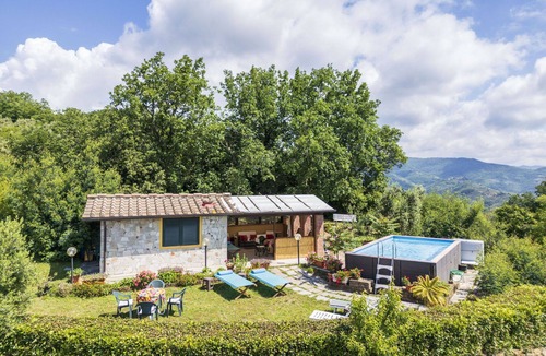 Uzzano Villa | Stunning private villa for 5 guests with WIFI, private pool