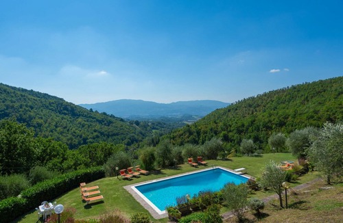 Vicchio House | Stunning private villa for 10 guests with WIFI, private pool, TV, patio and pets allowed