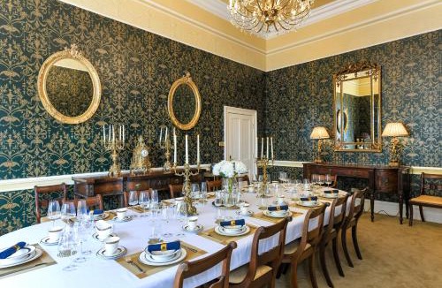 Stoke Bardolph House | Stunning Rectory in Countryside with Hot Tub