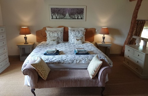 Thedirac House | Stunning restored farmhouse, heated pool, private walled garden,edge of village