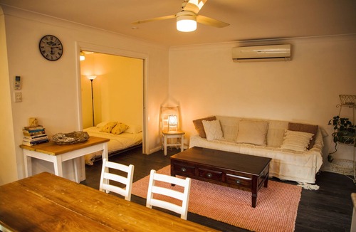 Gunderman House | Stunning river views! Private guesthouse & courtyard close to nation park & more