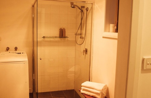 Gunderman House | Stunning river views! Private guesthouse & courtyard close to nation park & more