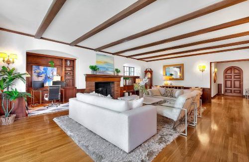 North Arroyo Villa | Stunning Rose Bowl Mansion 5 Minutes Walk!