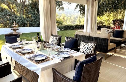 North Arroyo Villa | Stunning Rose Bowl Mansion 5 Minutes Walk!
