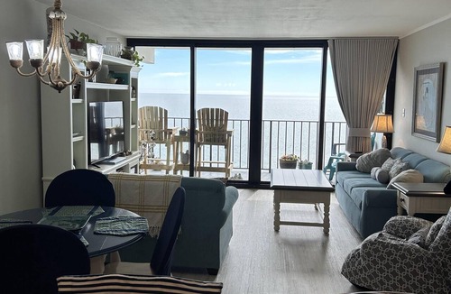 Garden City Condo | Stunning Royal Garden Unit 1002