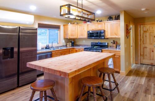 Salmon House | Stunning Salmon Riverfront Cabin