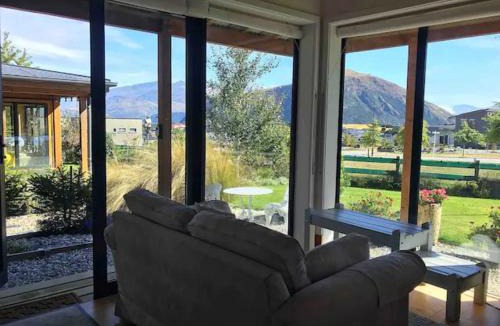 Wanaka Apartment | Stunning Scandi Style Room Overlooking Lake Wanaka