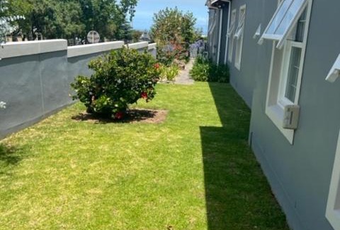 Somerset West Apartment | Stunning secure bachelor's flat.