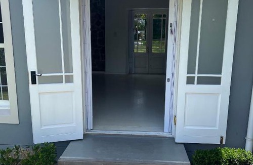 Somerset West Apartment | Stunning secure bachelor's flat.