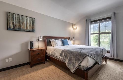 Canmore Apartment | Stunning Silver Creek 1Br Mtn view penthouse