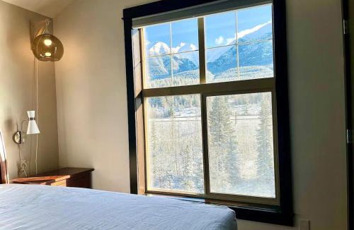 Canmore Apartment | Stunning Silver Creek 1Br Mtn view penthouse