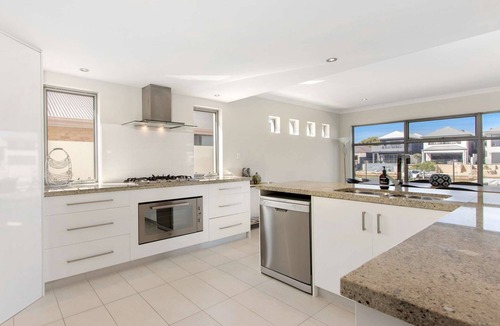 Dudley Park House | Stunning, spacious 4 BR holiday home on the canal with private boat jetty