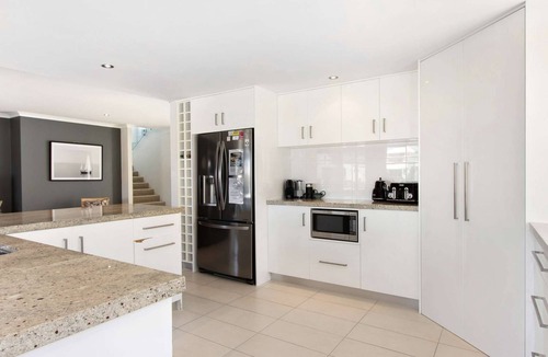 Dudley Park House | Stunning, spacious 4 BR holiday home on the canal with private boat jetty